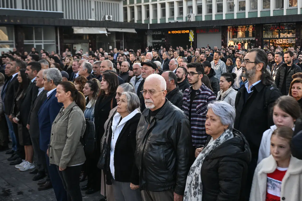 81 ilde saat 9'u 5 geçe hayat durdu... Sonsuz minnet, sonsuz sevgi: Türkiye Ata'sını özlemle andı