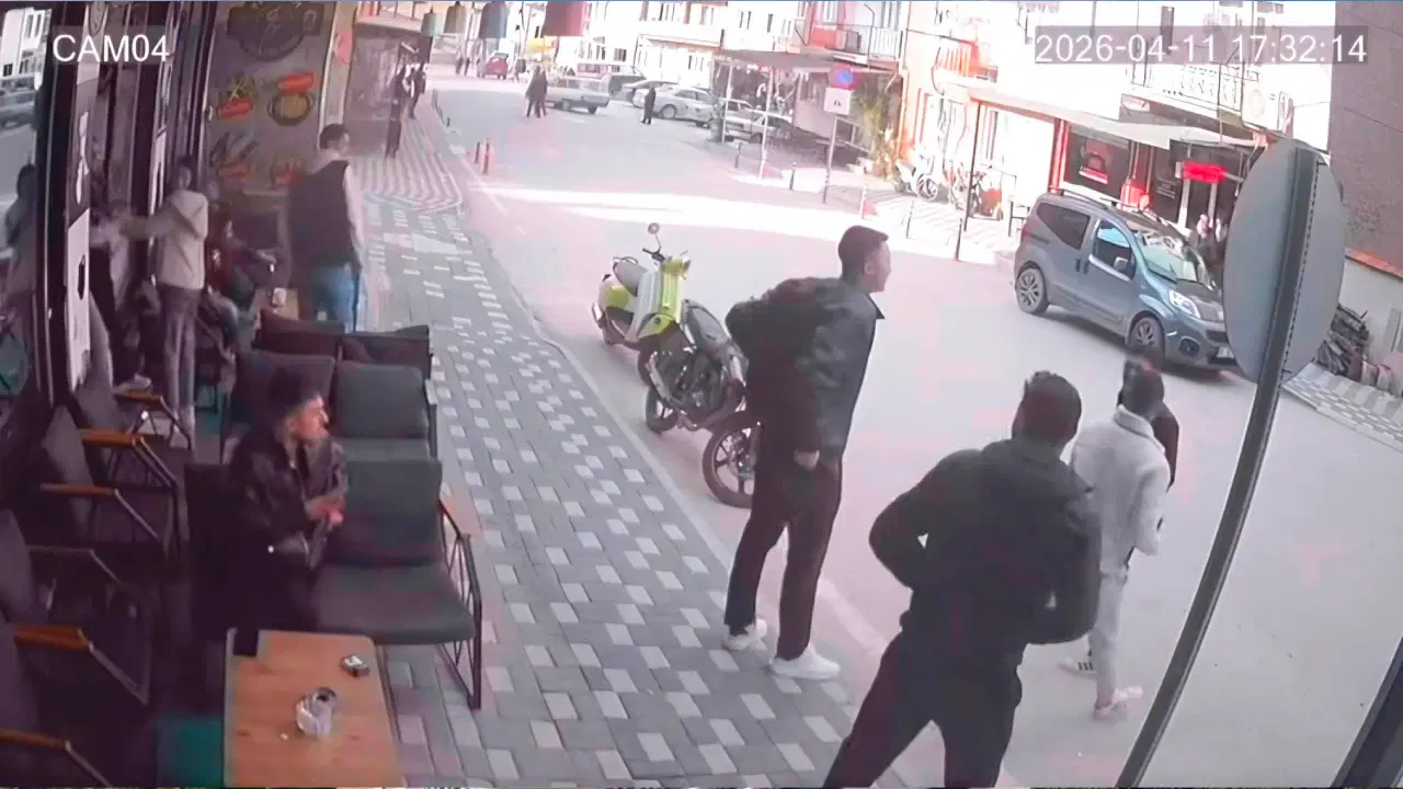 Kütahya'daki 4.8 büyüklüğünde deprem anı kamerada