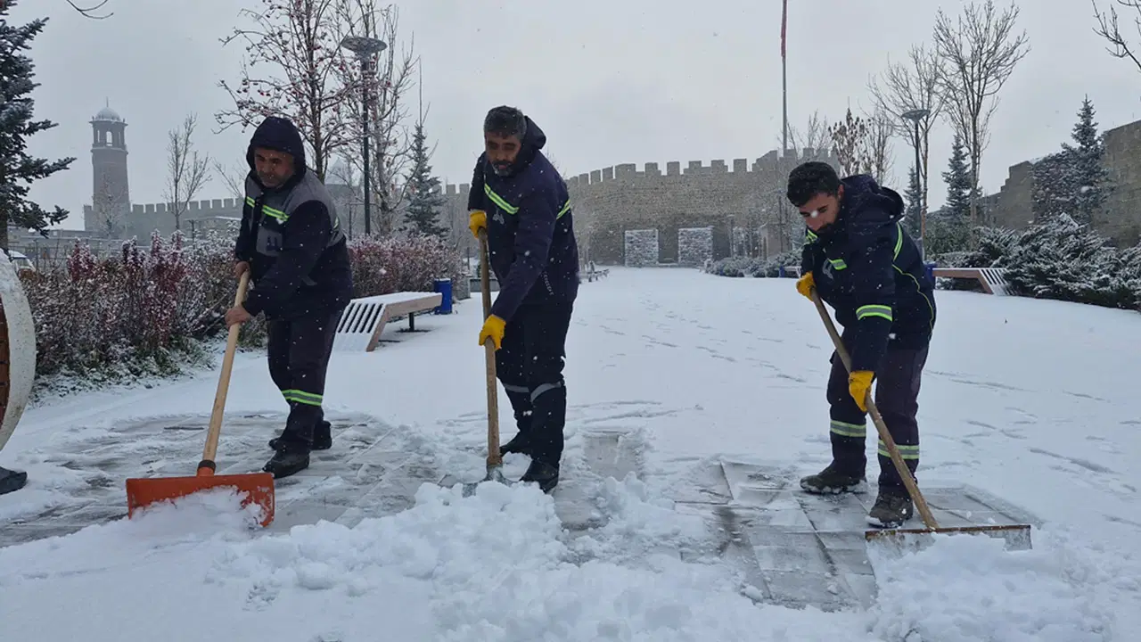 Erzurum ve Erzincan'a kar yağdı!