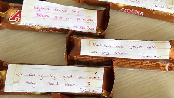 Öğrencilerden öğretmenlerine anlamlı hediye: 'Hep birlikte ayağa kalkacağız'