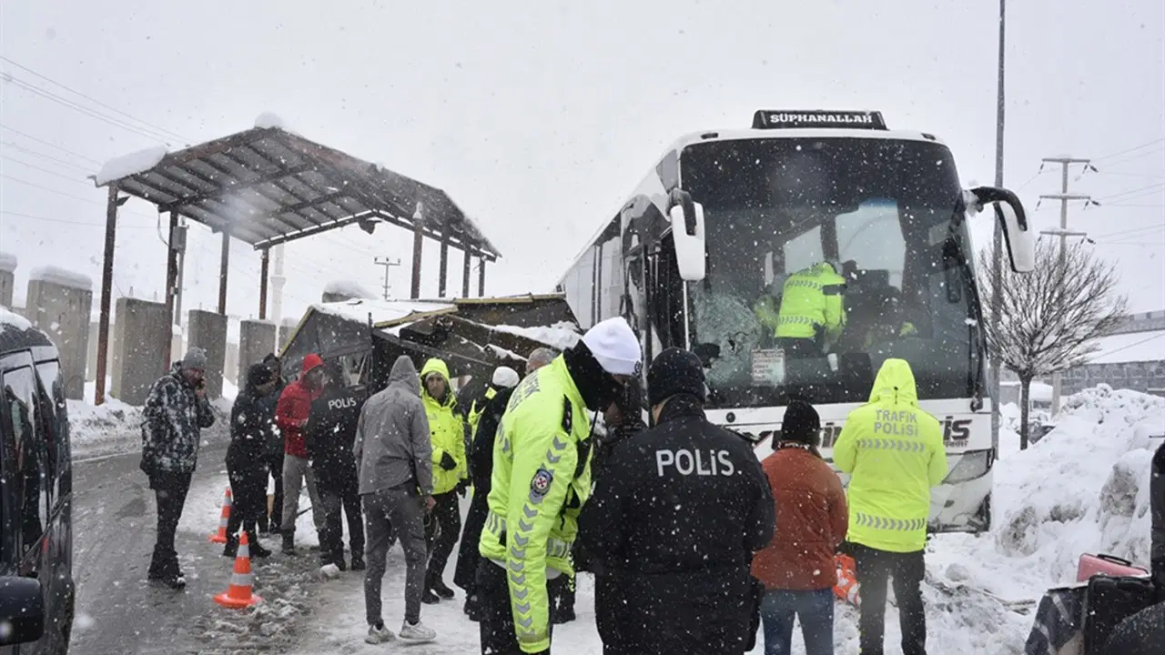 Bitlis'te yolcu otobüsü polis noktasına çarptı: Yaralı polisler var