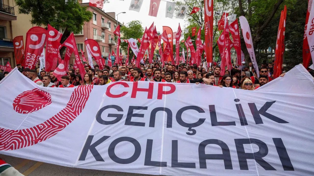 İmamoğlu’nun pankartını asmak suç sayıldı! Gözaltı sonrası CHP Gençlik Kolları'ndan açıklama: 'İktidar yürüyüşümüz durmayacak!'