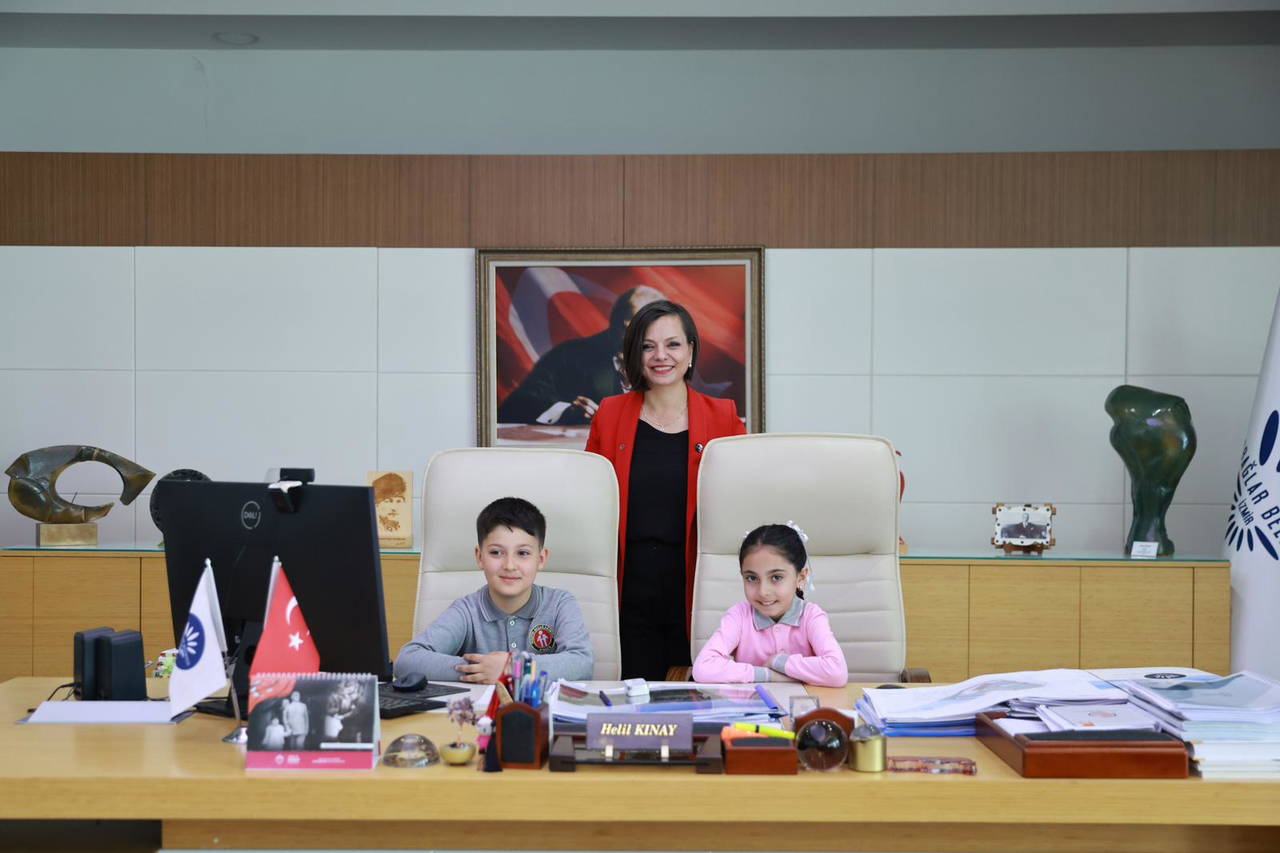 İzmir’in başkanları 23 Nisan dolayısıyla koltuklarını çocuklara devretti