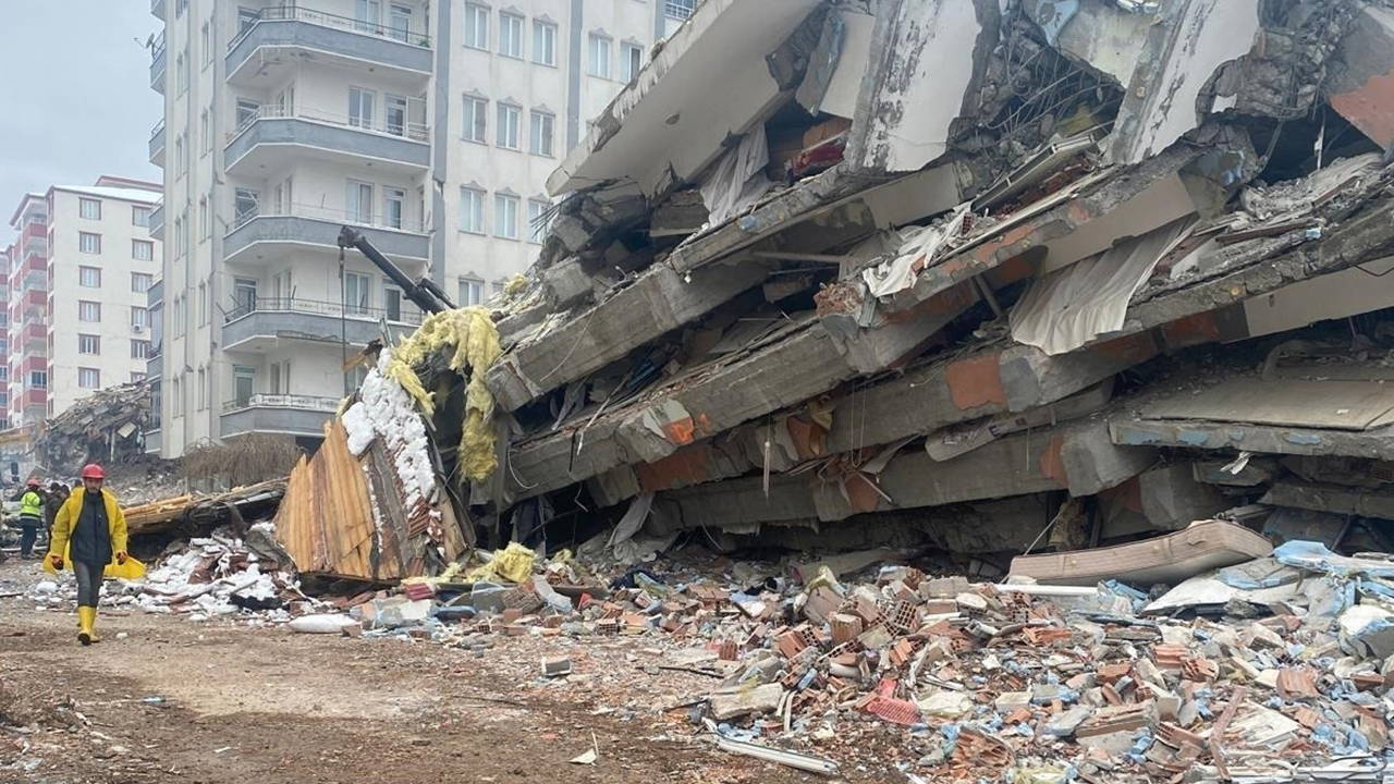 Depremde 80 kişiye mezar olan Yukarı Şehir Kooperatif Evleri davası... Müşteki avukatı açıkladı: 'Sanık İşitmen'in Mersin'den kaçak şekilde gemiyle Londra'ya gittiğini öğrendik'