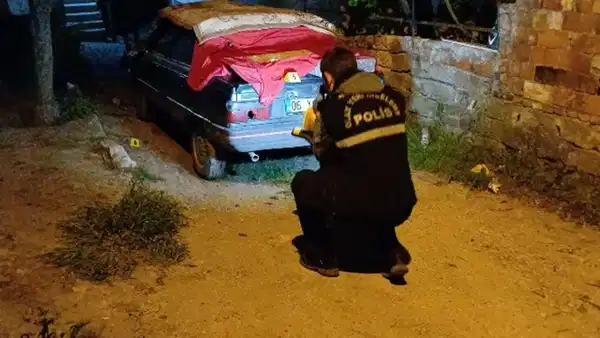 Babasının evinin önünde tüfekle ateş açıp kaçtı