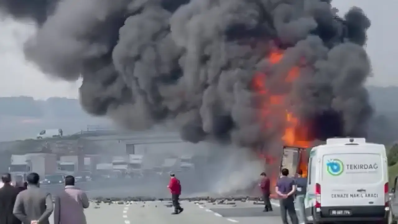 Alev alev yanan TIR'da patlama: Kuzey Marmara Otoyolu'nda kapatıldı!
