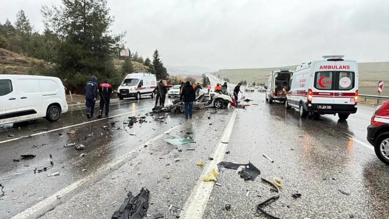 Otobüs otomobili kağıt gibi ezdi: 3 ölü, 1 yaralı