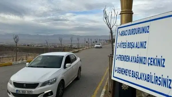 Erzurum'daki gizemli yolun sırrı: Ayağı frenden çekince yokuş yukarı çıkıyor