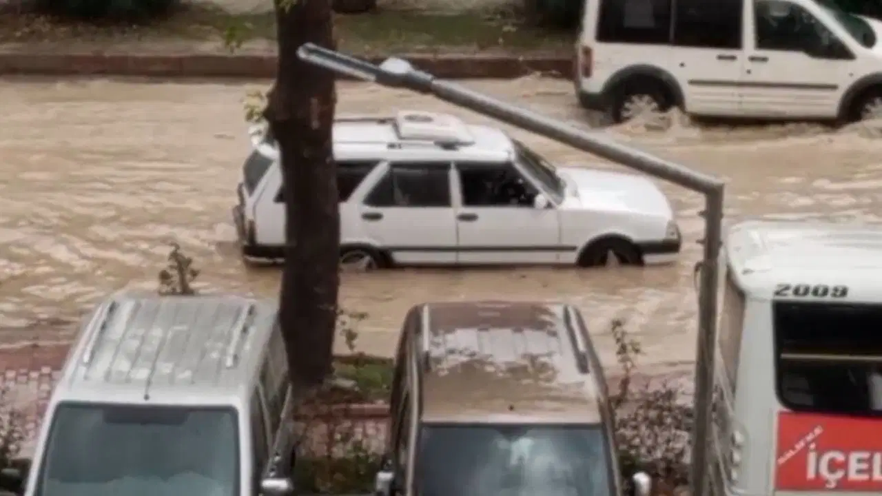 Mersin'de sağanak etkili oldu: Yolları su bastı!