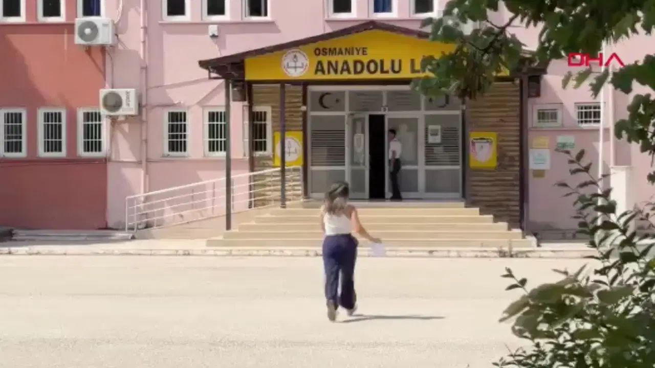 Osmaniye'de sınava saniyelerle geç kalan aday içeri alınmadı