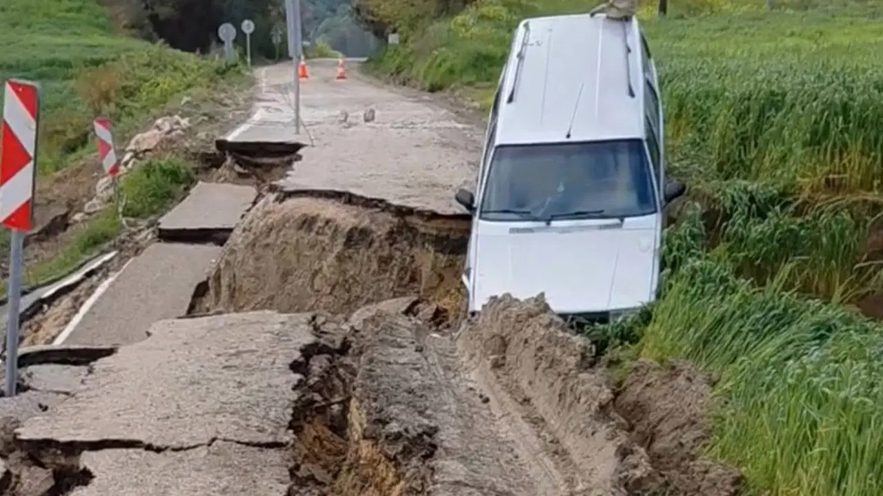 Osmaniye'de sağanak etkili oldu: Kadirli'de köy yolu çöktü