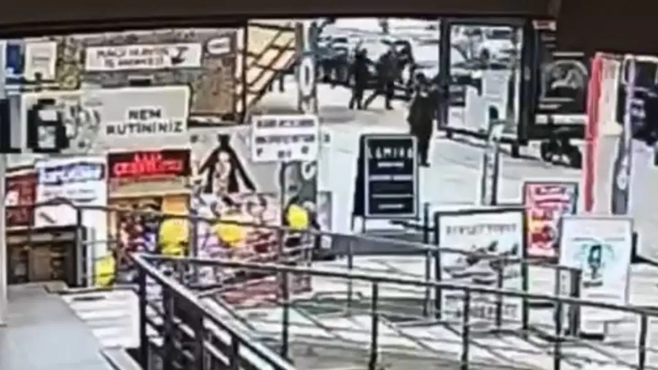 Bağdat Caddesi'nde feci olay... İnşaat kaplaması ikiz kardeşlerin üzerine devrildi