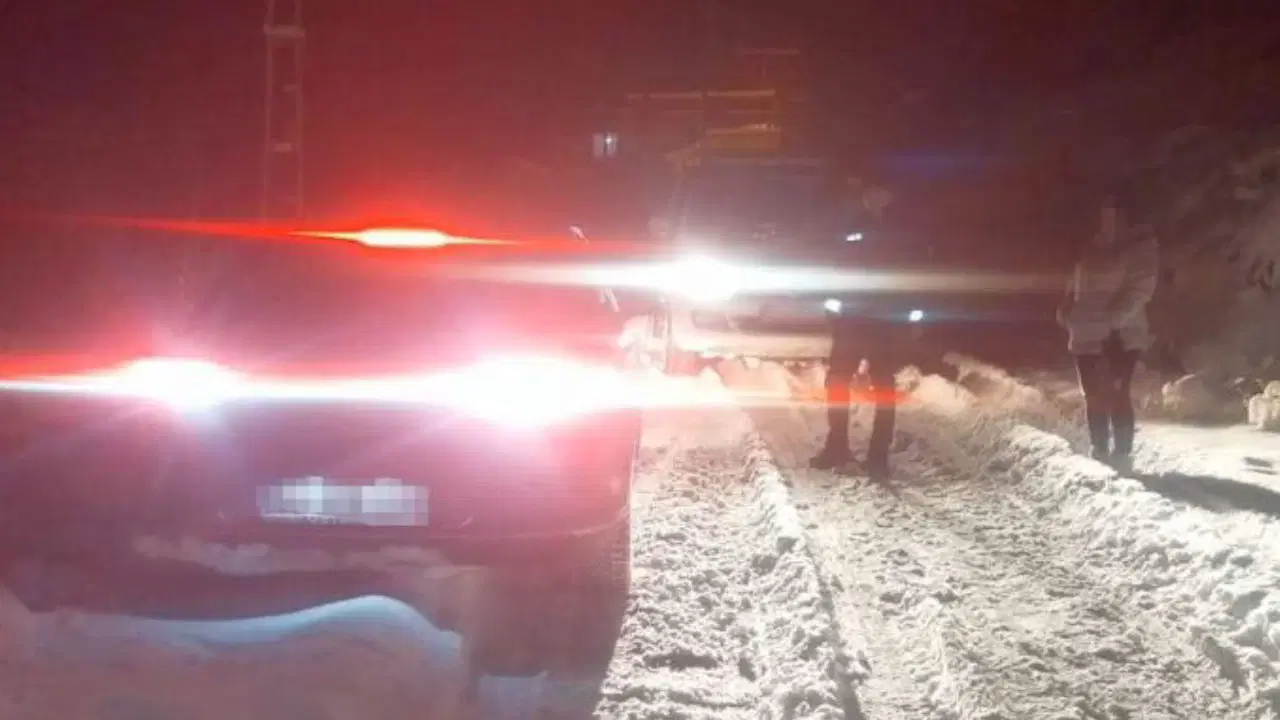 Kayseri'de kar yağışı sonrası otomobilde mahsur kalan 2 kişi kurtarıldı