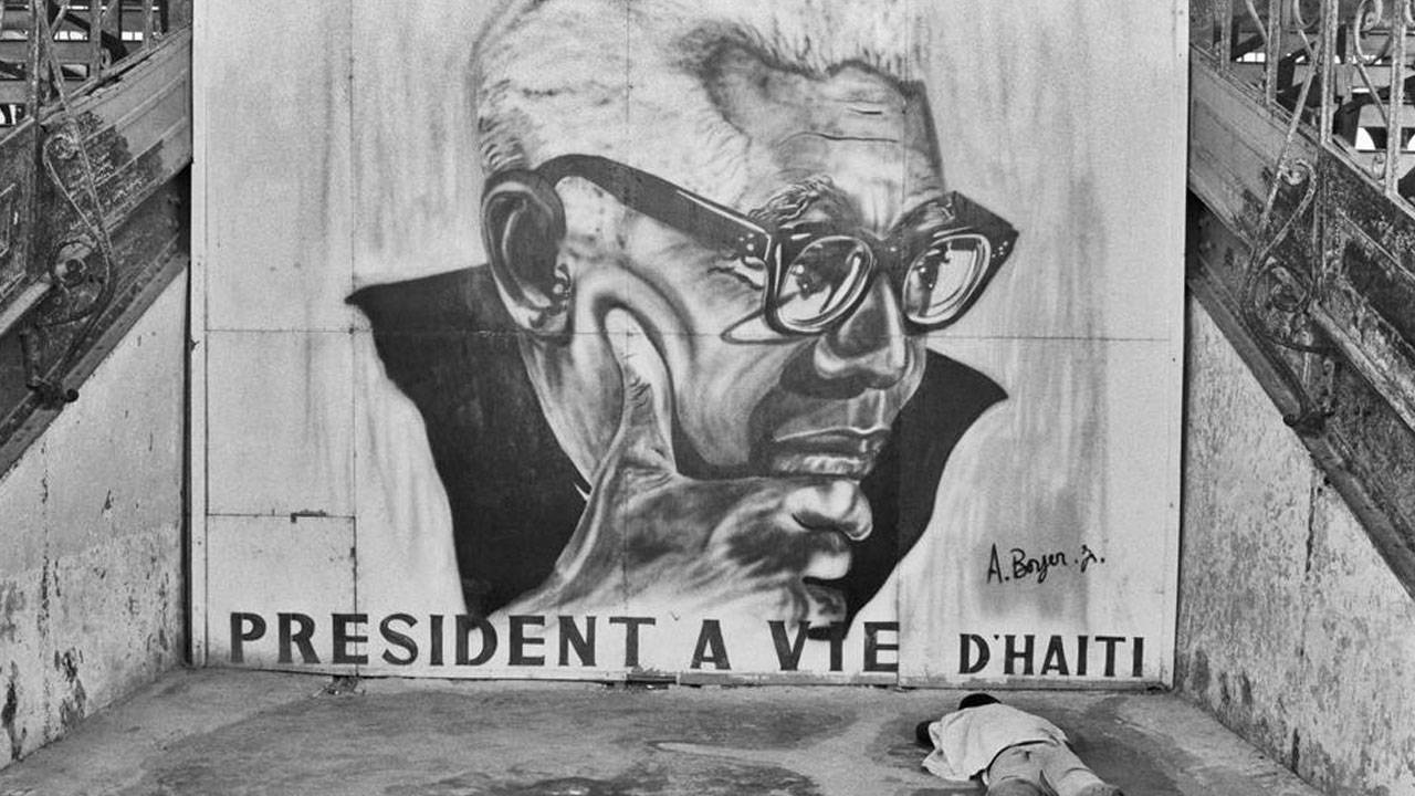 Trump resimli pasaport bir ilk değil! İşte kendi fotoğraflarını absürt şeylere ekletmiş liderler