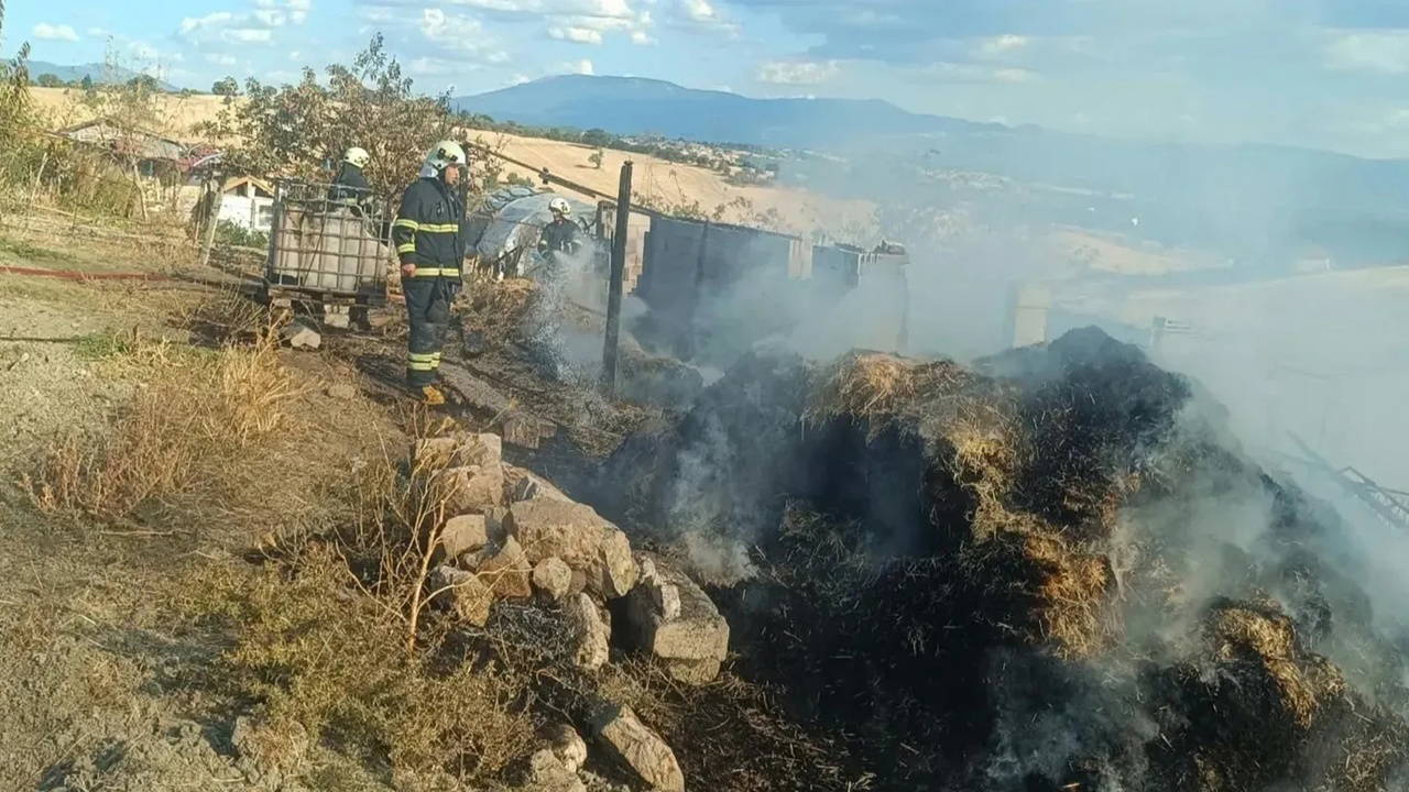 Fatih'te 2 katlı binada yangın çıktı, itfaiye müdahale etti