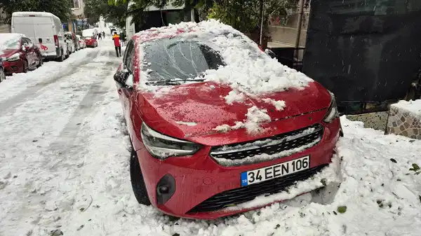 Sultangazi’de çatıdan düşen kar kütlesi park halindeki otomobile zarar verdi