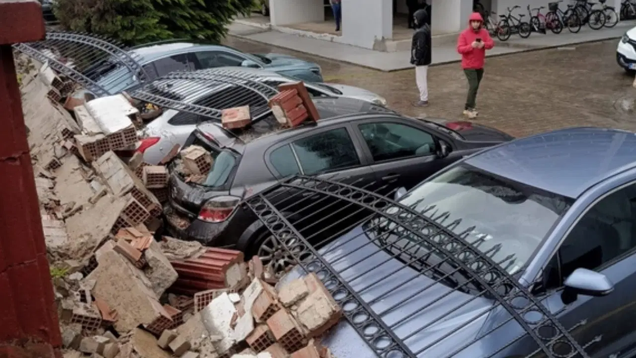 Aşırı yağış istinat duvarını yıktı: 5 araç zarar gördü