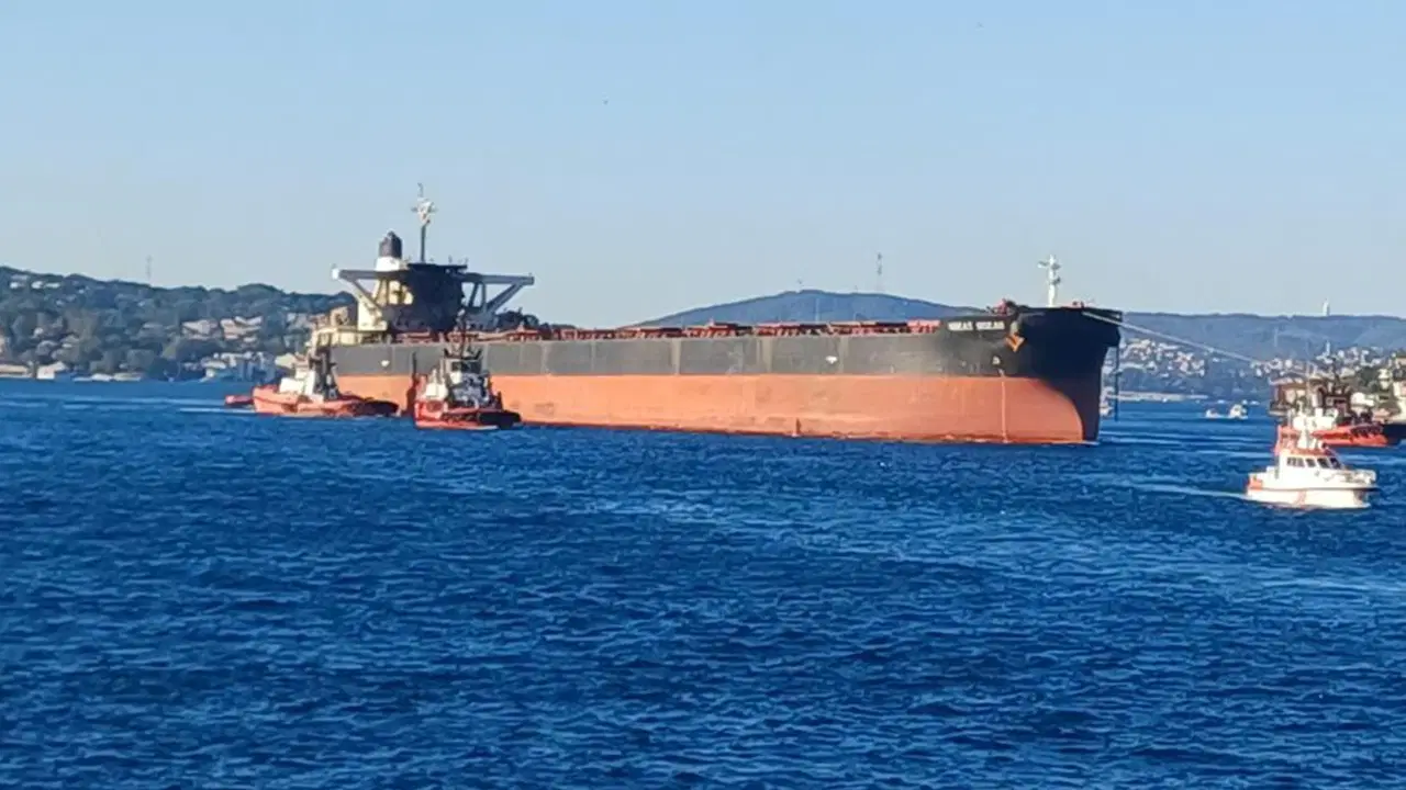 İHA saldırısına uğrayan gemi İstanbul Boğazı’ndan geçti