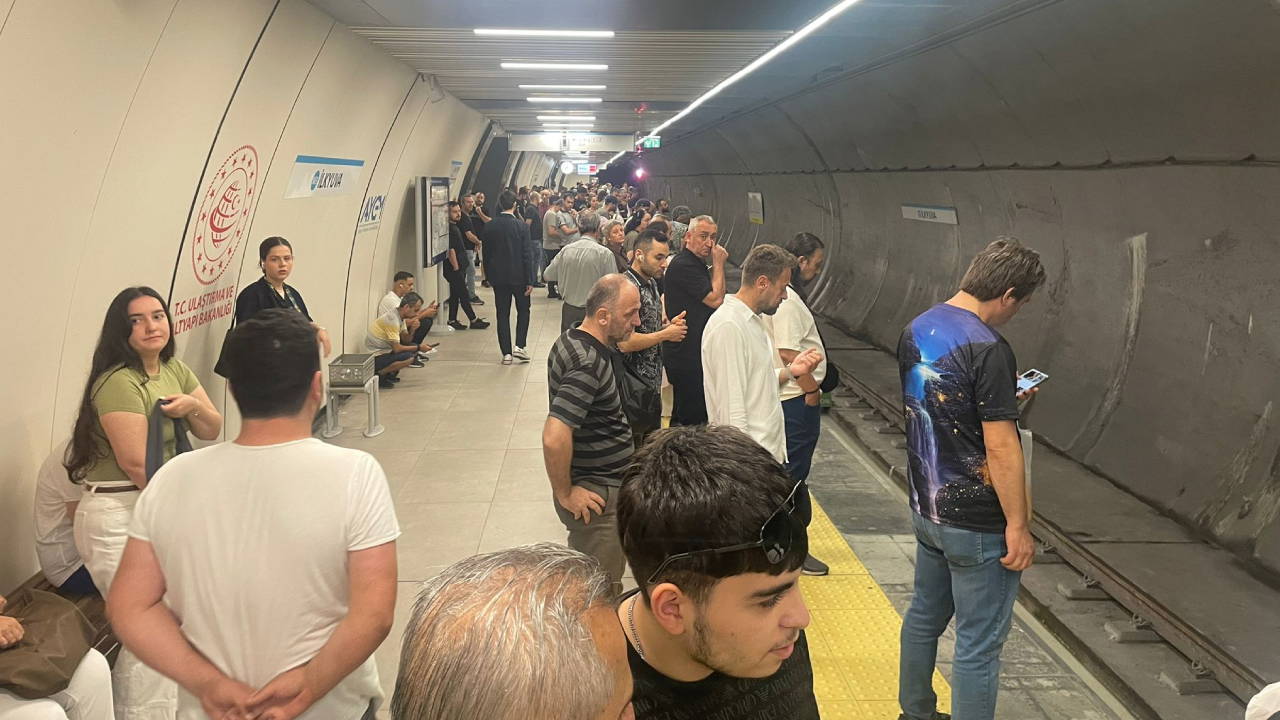 İstanbul'da metro arızası: Yoğunluk oluştu!