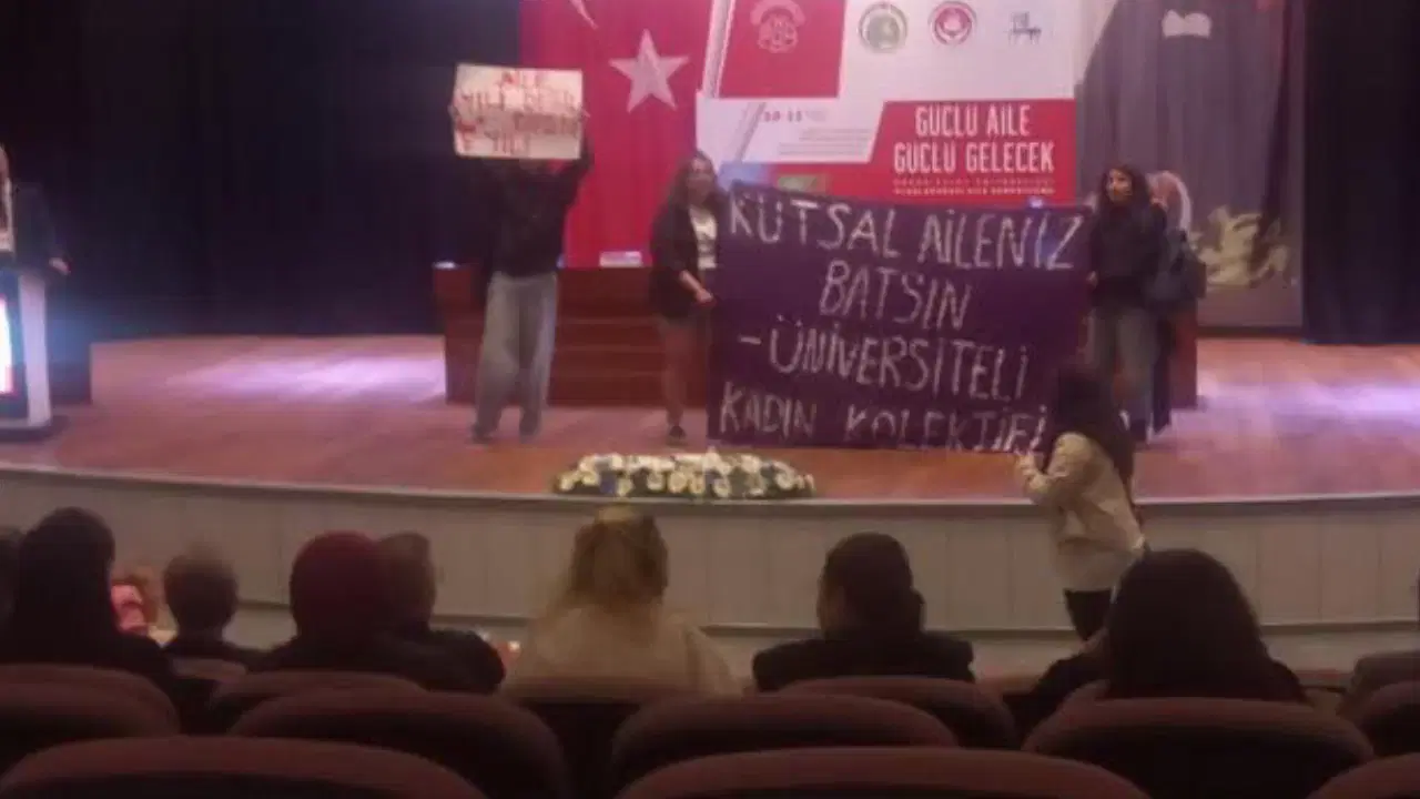DEÜ’de “Güçlü Aile, Güçlü Gelecek” sempozyumu protesto edildi: Etkinlik iptal
