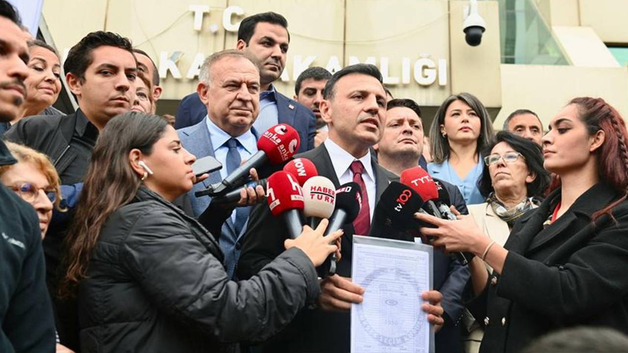 Bir ayda ikinci kez... Yeniden CHP İstanbul İl Başkanı seçilen Özgür Çelik mazbatasını aldı!