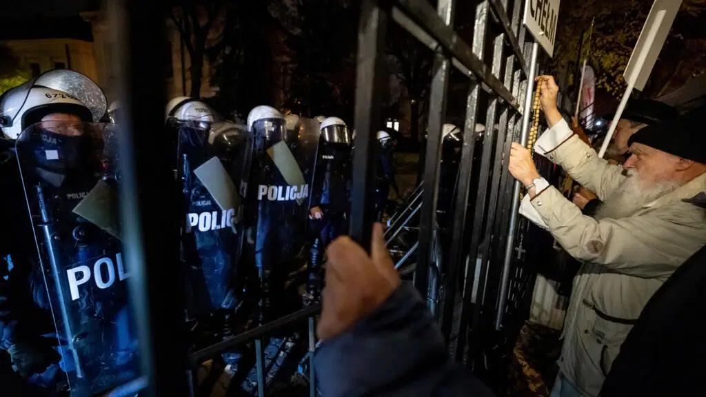 Anayasa Mahkemesi önünde polis, hükümete 'darbe' suçlaması: Polonya'da neler oluyor?