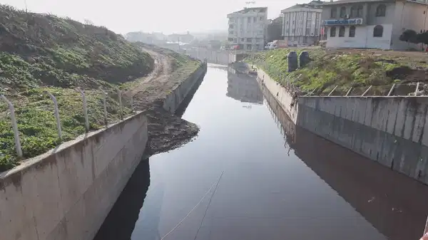 Haramidere'nin rengi kırmızıya döndü: Mahalleli kokuya isyan etti!