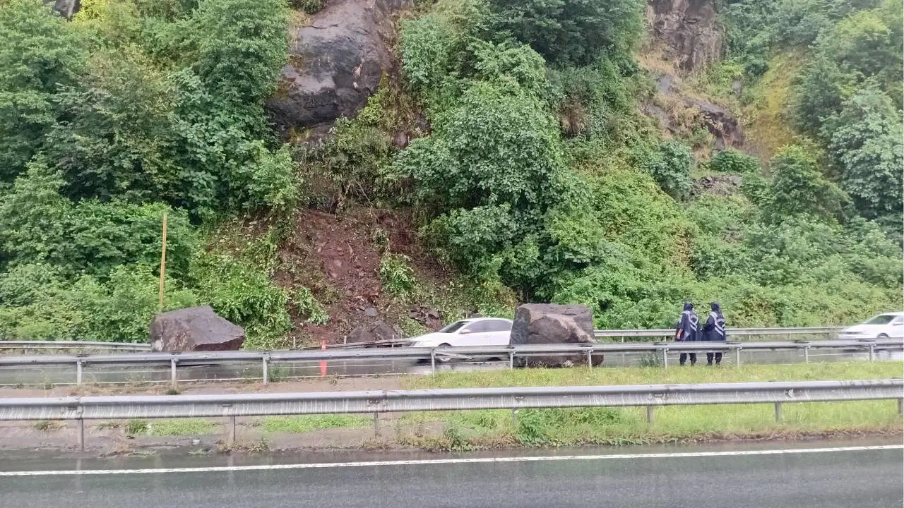 Rize'de dev kayalar sahil yoluna düştü
