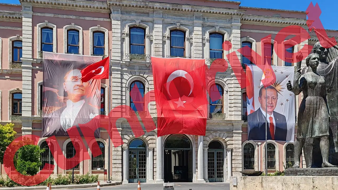 İmamoğlu'nun diplomasını iptal eden rektörlüğe 'Erdoğan' pankartı asıldı
