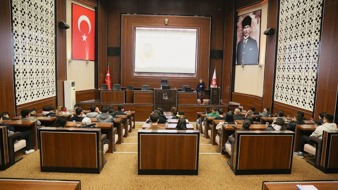 Keçiören Belediyesi stajyerleri yaşama hazırlıyor