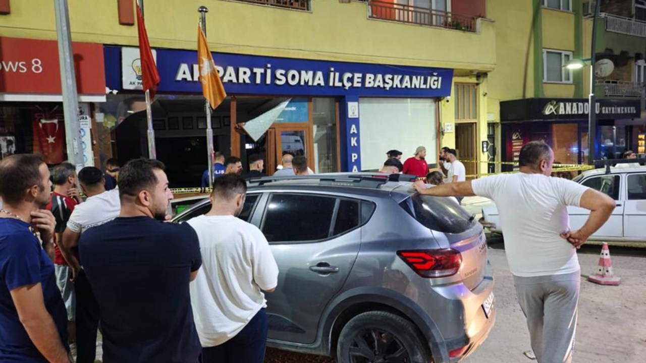 Soma'da bir araç AKP ilçe binasına daldı