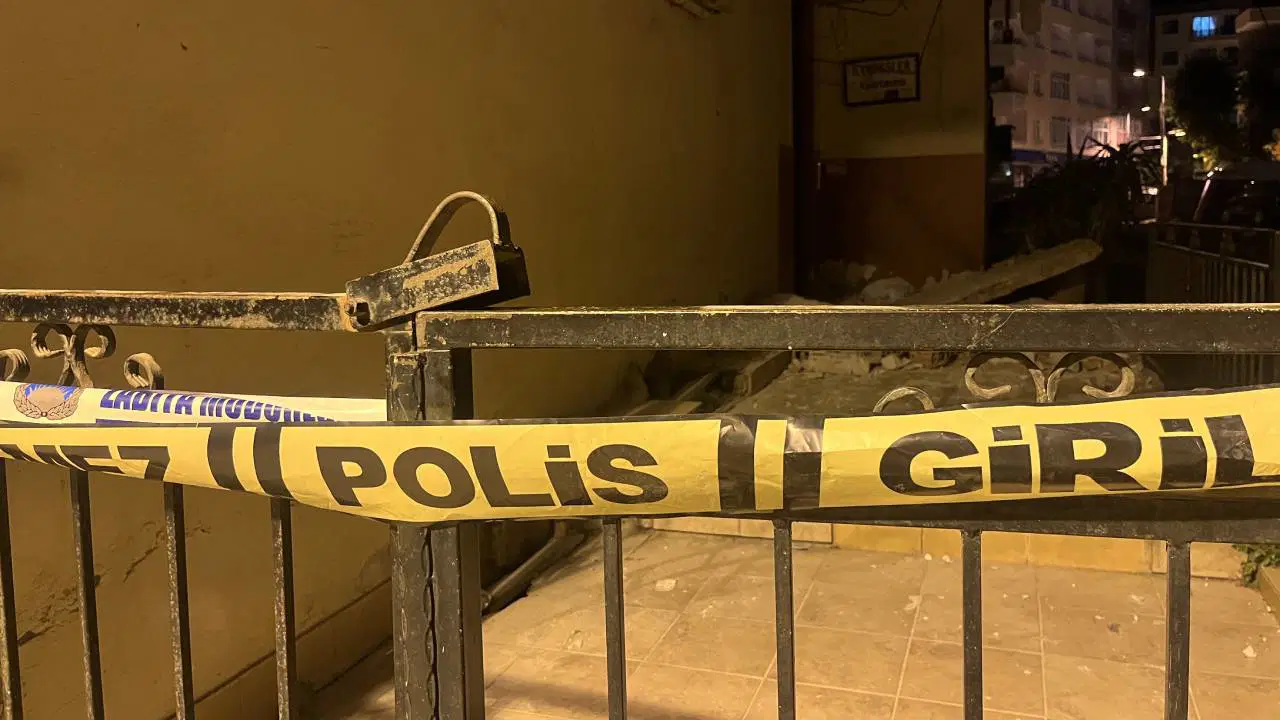 Güngören'de 5 katlı binanın balkonu çöktü: Bina tahliye edildi