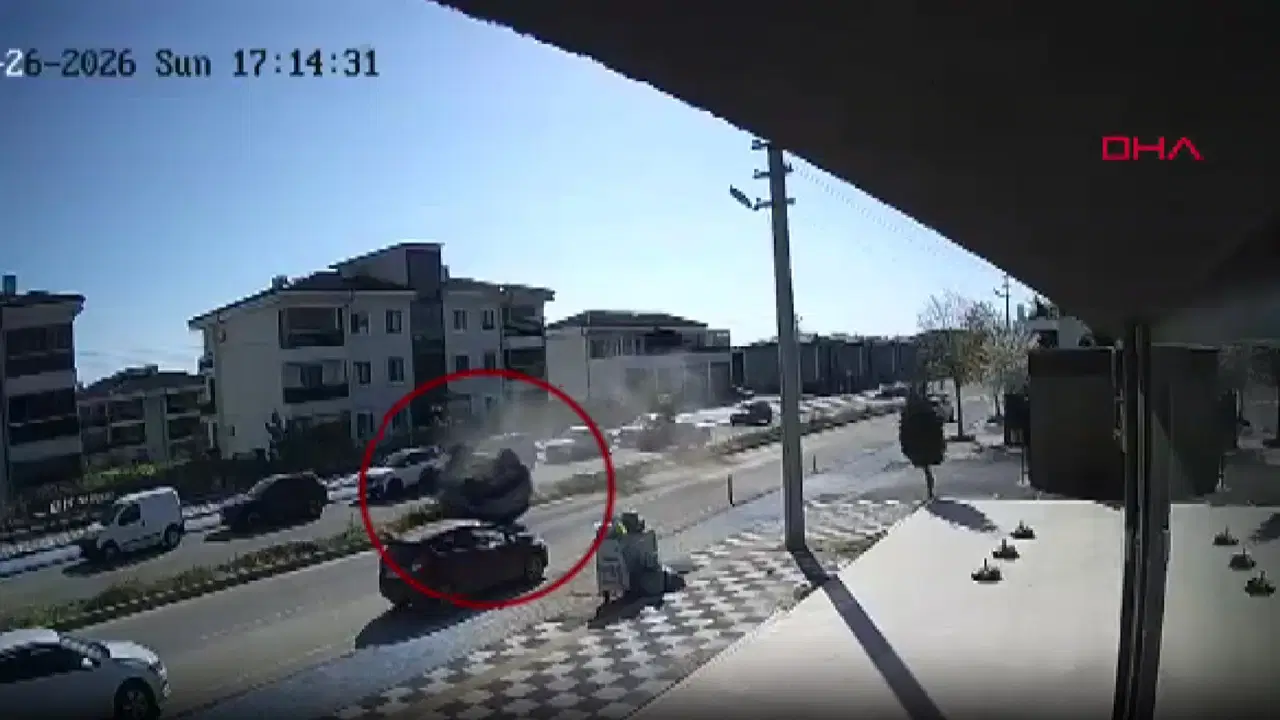 Otomobilin taklalar attığı kaza kamerada: Yaralılar var
