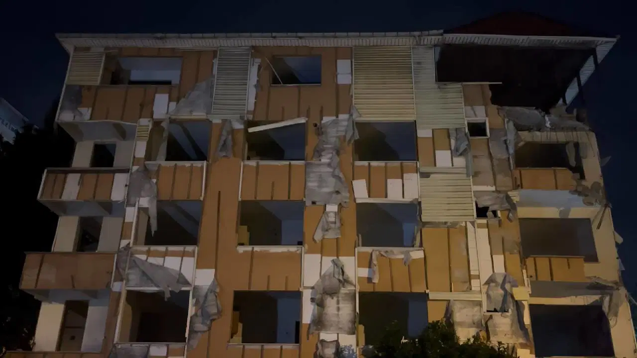 Kartal'da tahliye edilen 5 katlı binanın balkonları ve duvarı çöktü