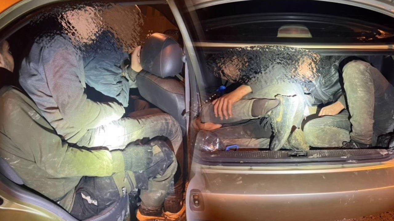 Bagajı dahi göçmenle dolduran 4 araç sürücüsüne 601 bin TL ceza uygulandı