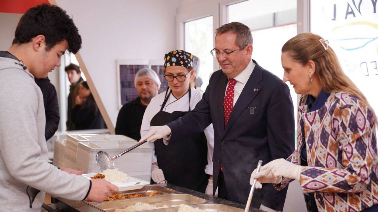 Ayvalık’ta Öğrenci Kent Lokantasında 3 çeşit yemek 30 lira