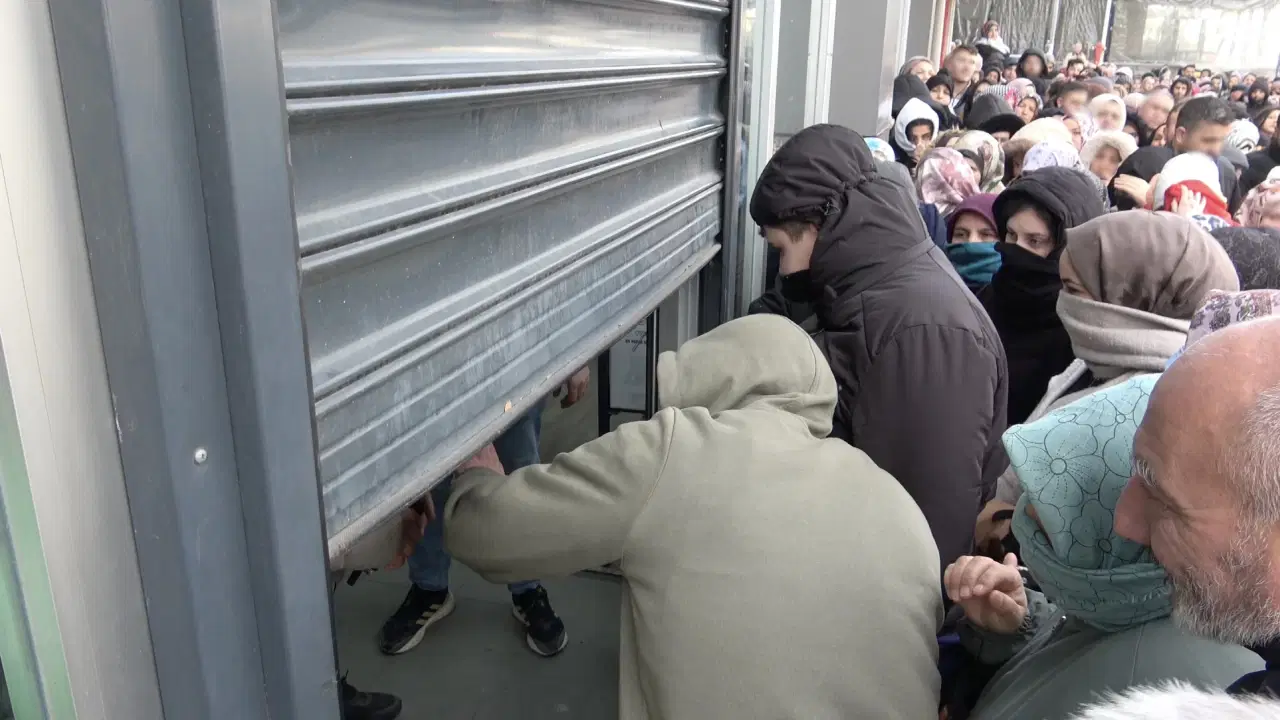 Bursa'da Uygun Fiyat Heyecanı: Dondurucu Soğukta İzdiham!