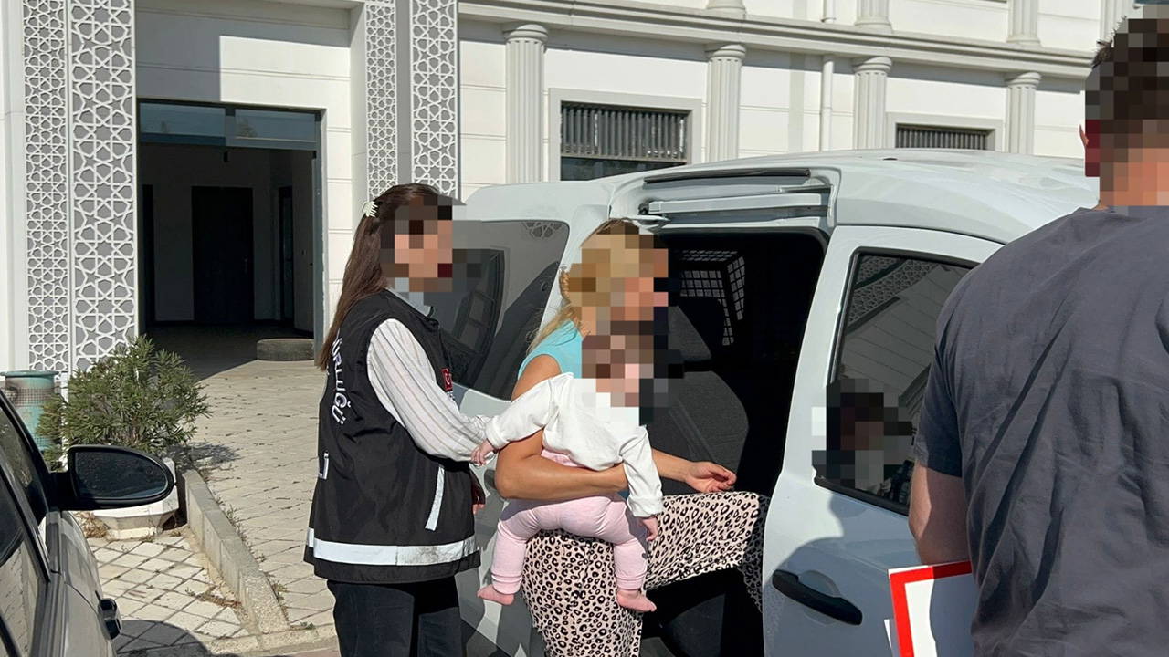 Hırsızlık şüphelisi, kucağında bebeğiyle sevk edildiği adliyede tutuklandı
