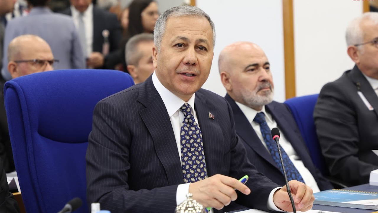 Bakan Yerlikaya'dan ilginç CHP İstanbul İl Başkanlığı açıklaması… ‘Polisle karşı karşıya gelmeyi istemiyoruz’ deseler karşılarında polis olmazmış!