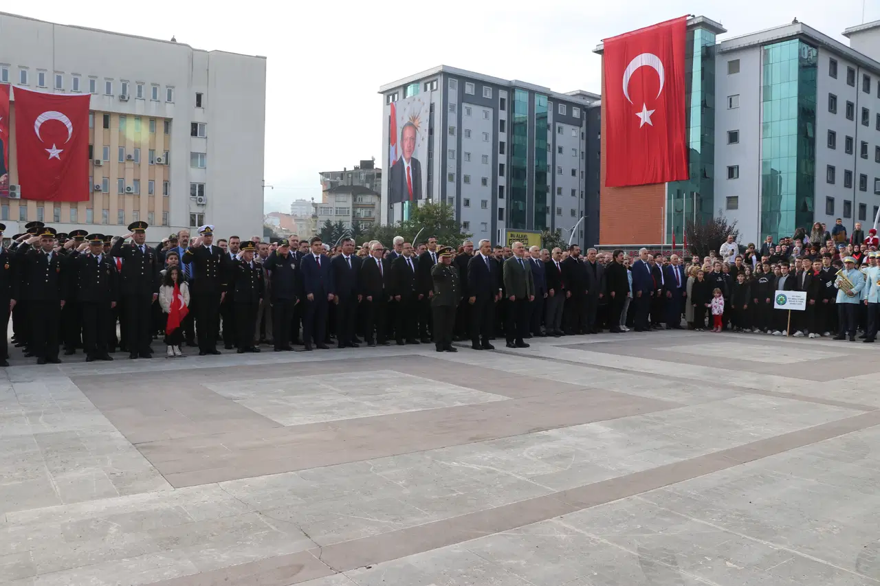 81 ilde saat 9'u 5 geçe hayat durdu... Sonsuz minnet, sonsuz sevgi: Türkiye Ata'sını özlemle andı