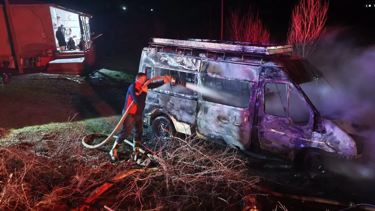 Muhtara ait minibüs alev alev yandı: Kundaklama iddiası!