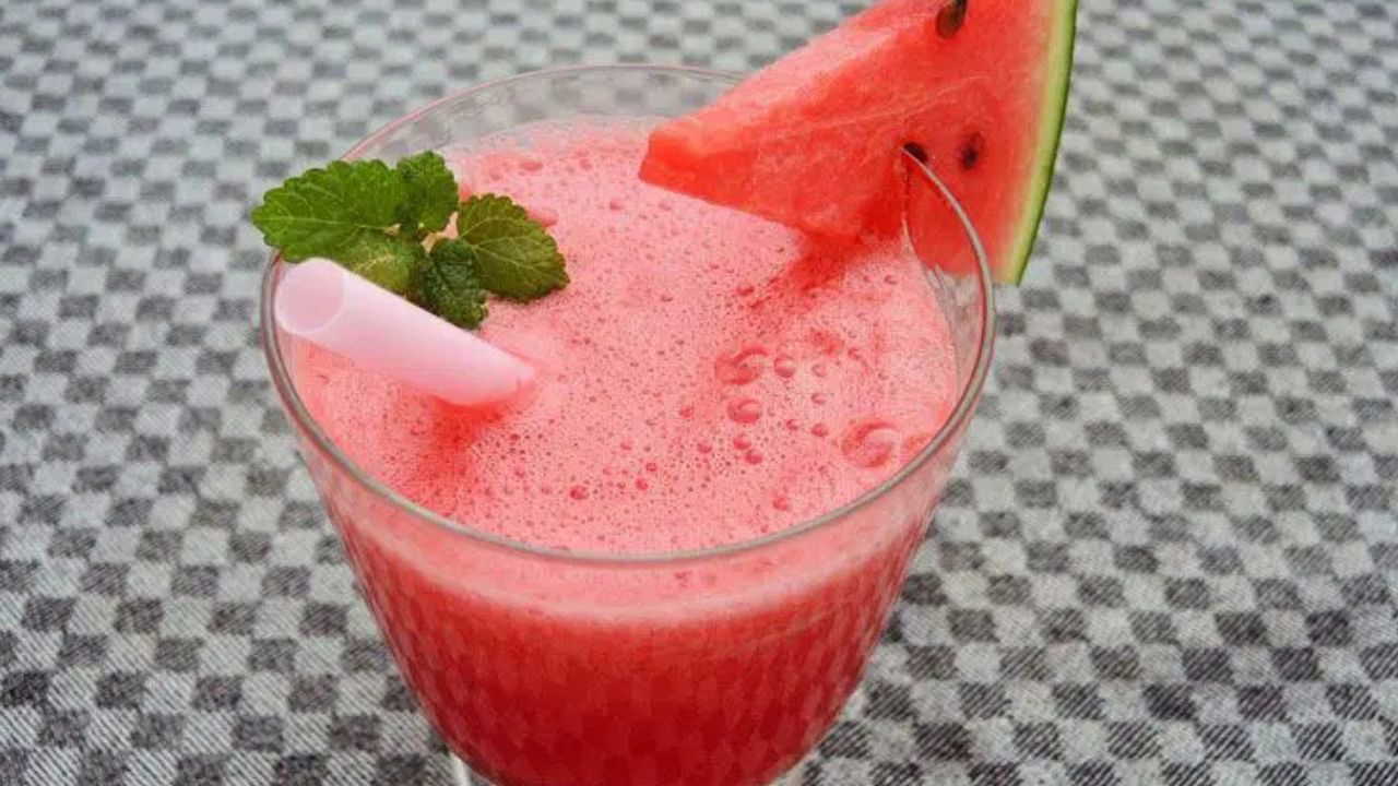 Yaz sıcaklarına karşı pratik çözüm: Karpuzlu buzlu smoothie