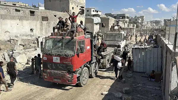 Gazze'de ateşkesin ardından... İnsani yardım tırlarının girişi başladı