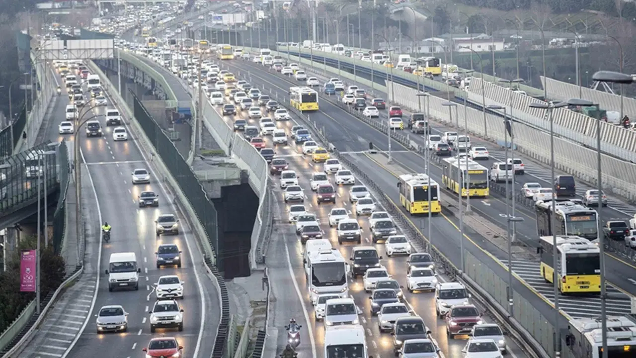 İstanbul'da sabah saatlerinde trafik yoğunluğu yaşanıyor