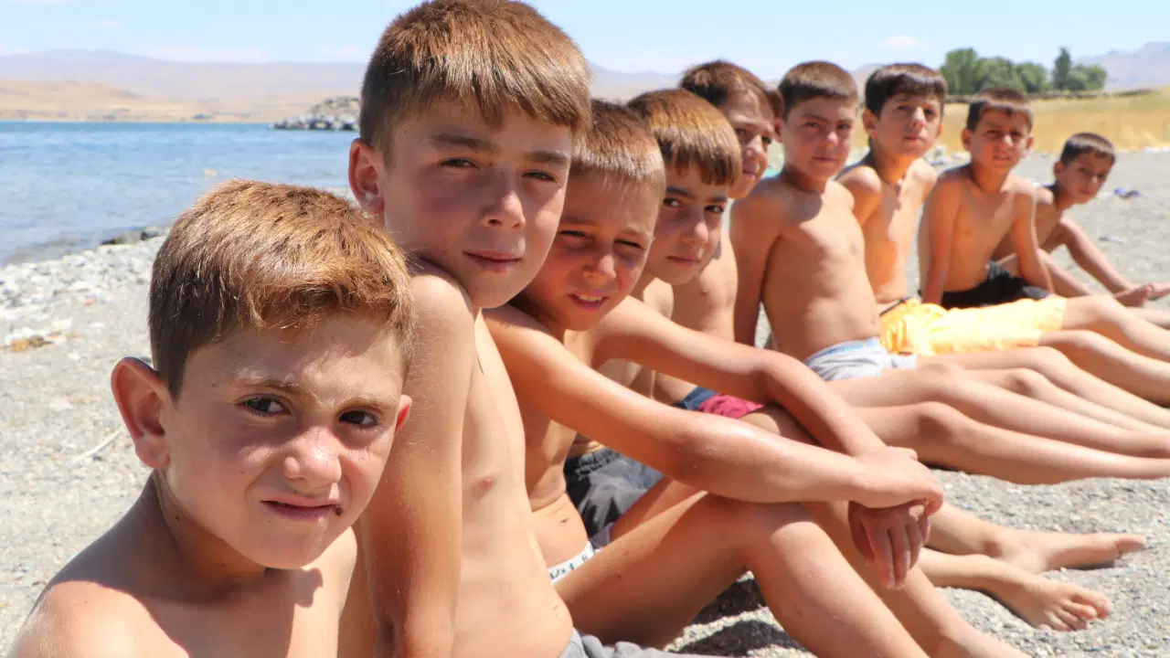 Van Gölü'nün sodalı suyunda çocukların saçları yine sarıya döndü