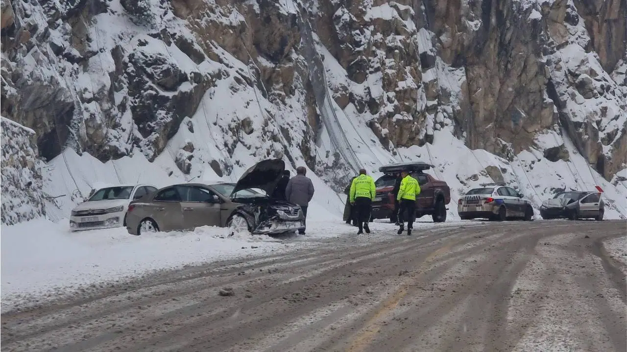 Kütahya'da kar yağışı kazaya yol açtı: 4 yaralı