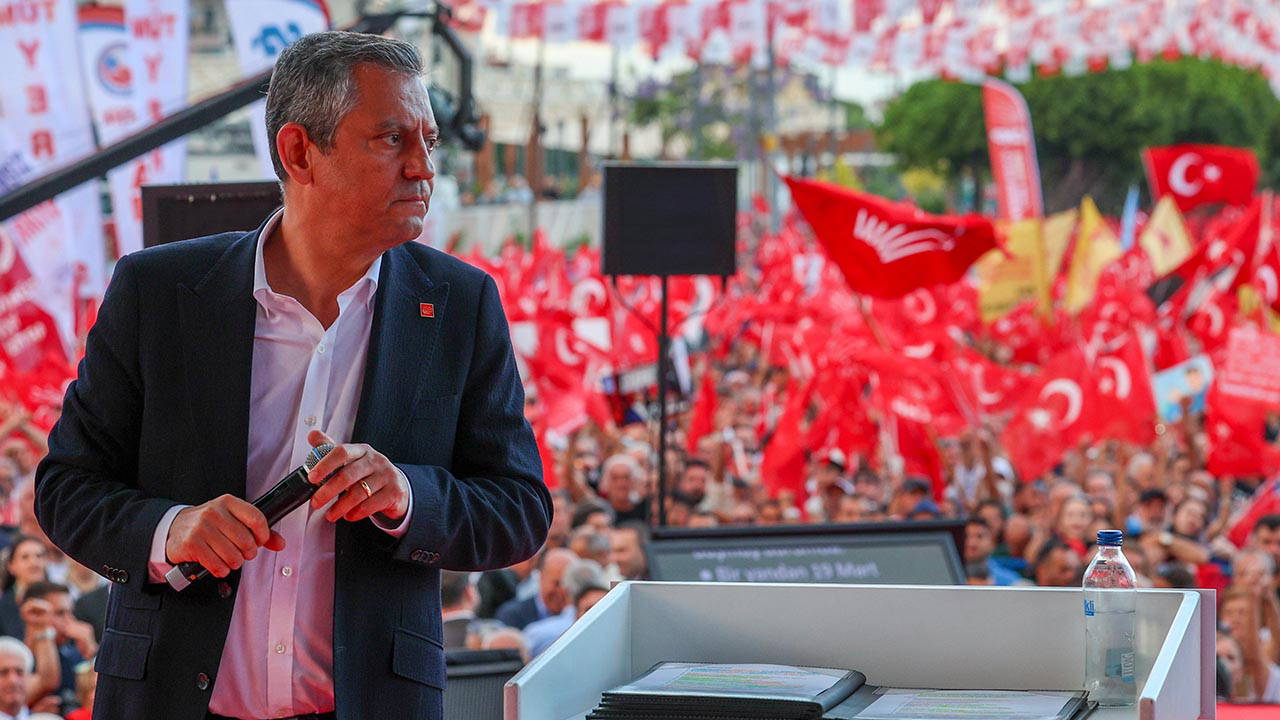 Özgür Özel Antalya’da düzenlenen mitingde yurttaşlara seslendi: ‘Ahtapot Saray’da’