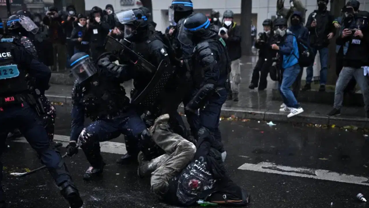 Fransa’da hayat pahalılığı ve eğitim protestoları: Gözaltı sayısı 296’ya yükseldi