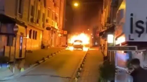 Fatih'te park halindeki hafif ticari araç alev alev yandı!