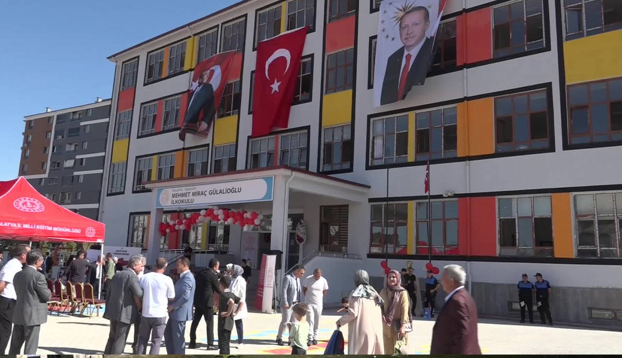 İlkokul çocuklarına AKP propagandası yaptı...